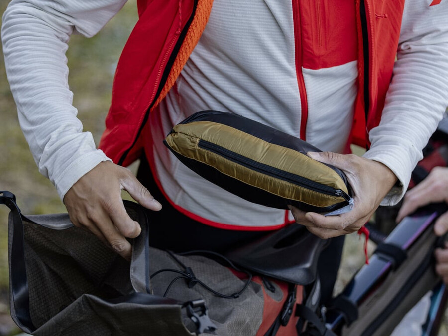 assos x mammut aenergy in フード付きジャケット メンズ ナチュラルブラウンベージュ